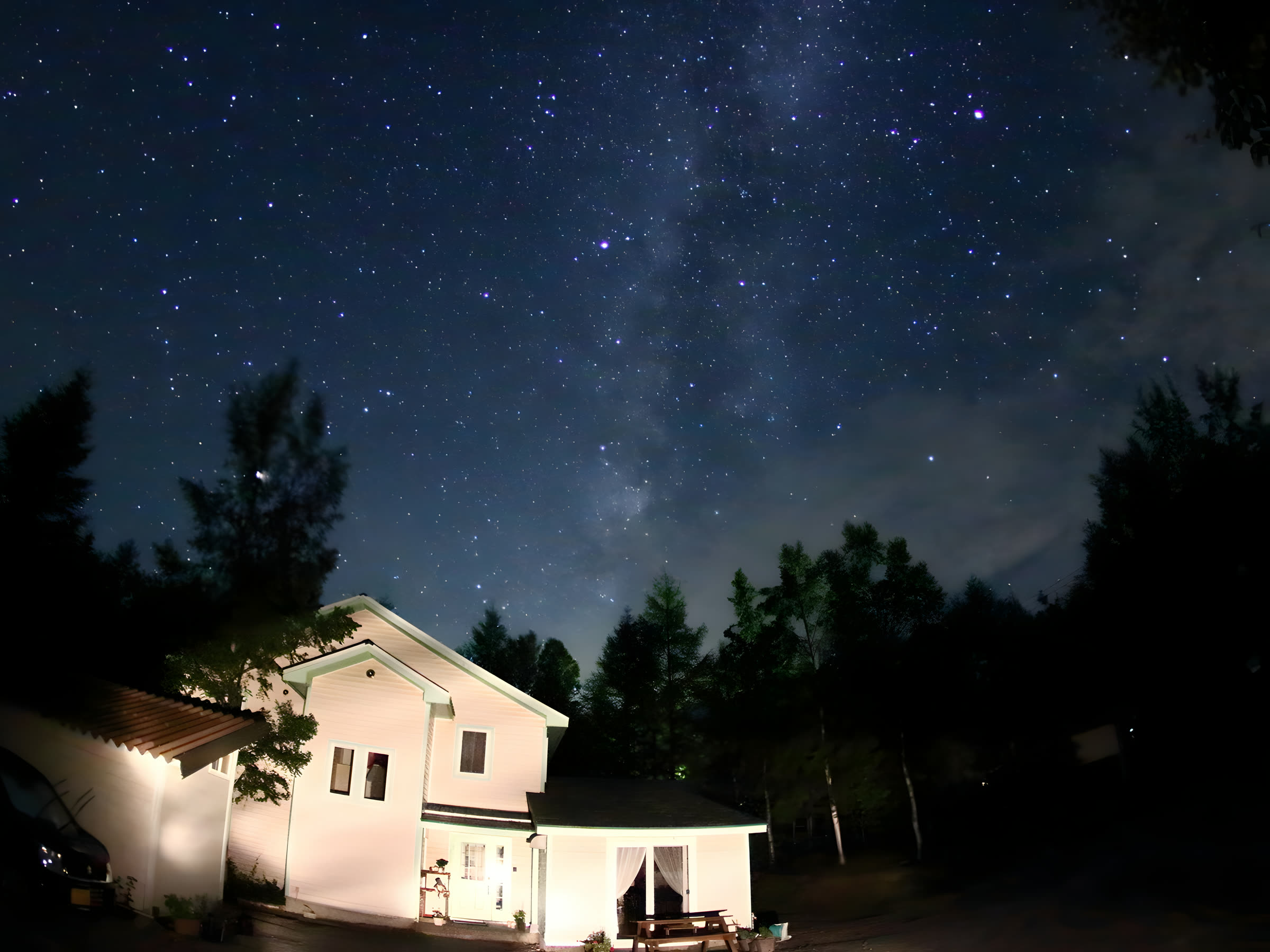 満天の星の下に建つペンション遊基地